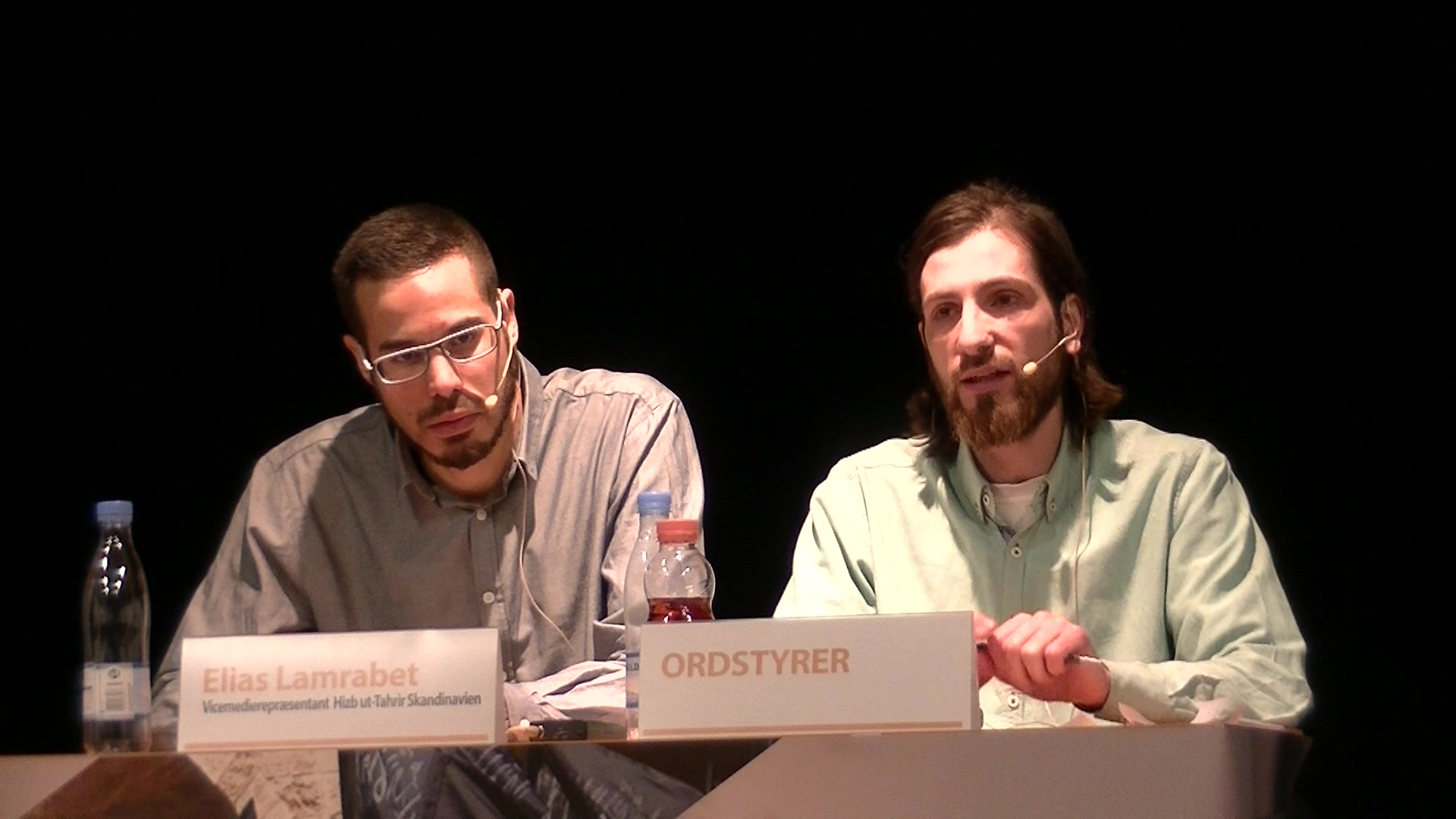 Oplæg & Debat under titlen - Revolutionen i Syrien
Blev afholdt lørdag d. 5. marts 2016, kl: 15:30-18:00 i Kulturhuset indre by http://hizb-ut-tahrir.dk/video/images/5701f3893cf73.jpg
